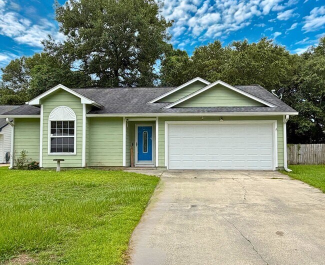 Building Photo - 3/2 Fenced in yard!