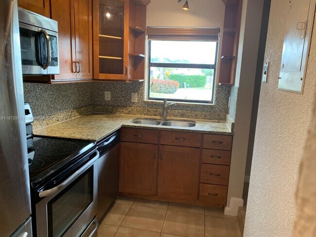 Foto del edificio - 4123 NE 21st Terrace