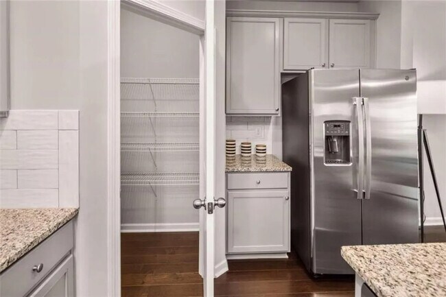 Foto del edificio - Room in Townhome on The Way Pl