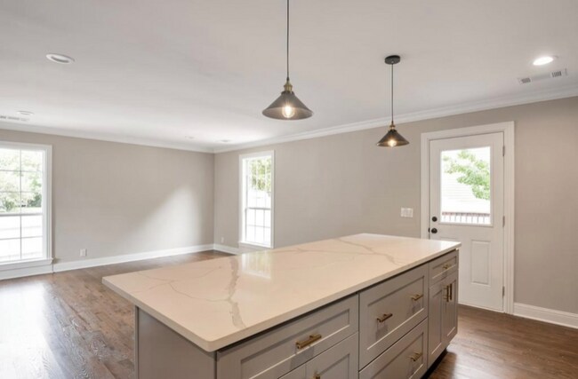 Foto del edificio - 5821 Labrador Ln