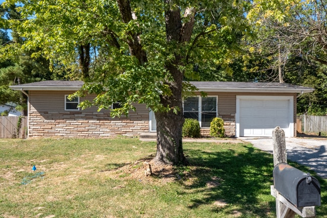Building Photo - 121 Sunglow Dr