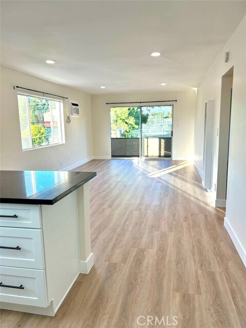 Foto del edificio - 2728 Crestmoore Pl