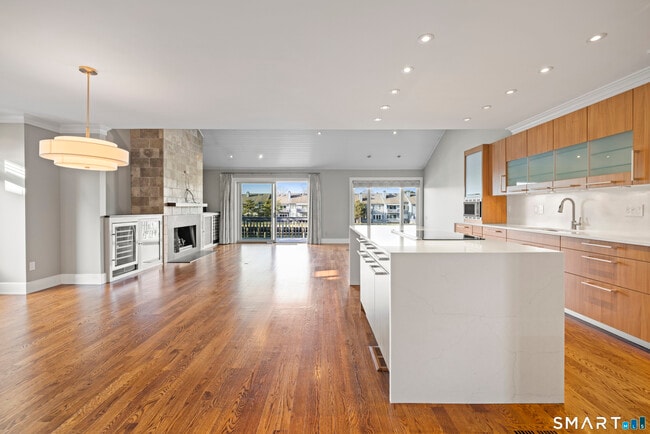 Building Photo - 1 Island Dr