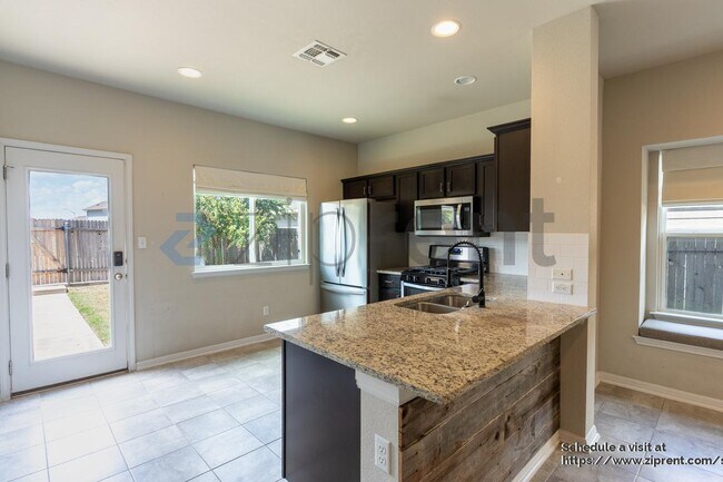 Foto del edificio - 215 Friendship Oak Dr
