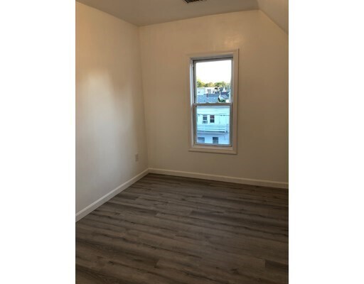 Building Photo - 10 School St