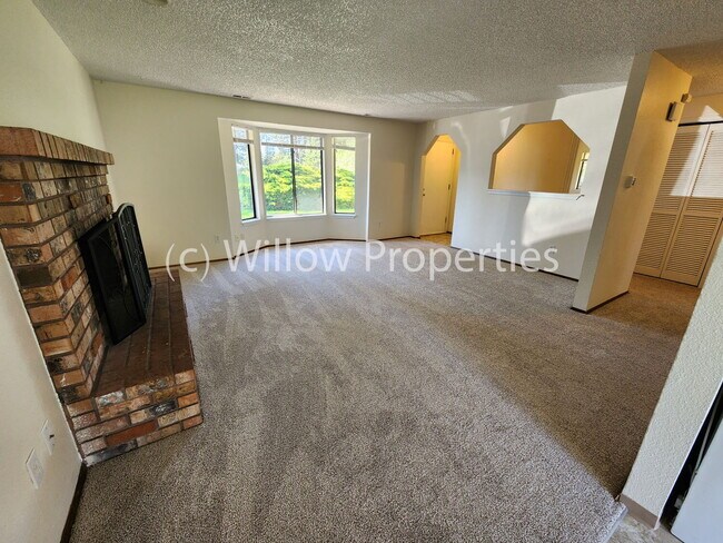 Building Photo - Spacious Two Bedroom Duplex