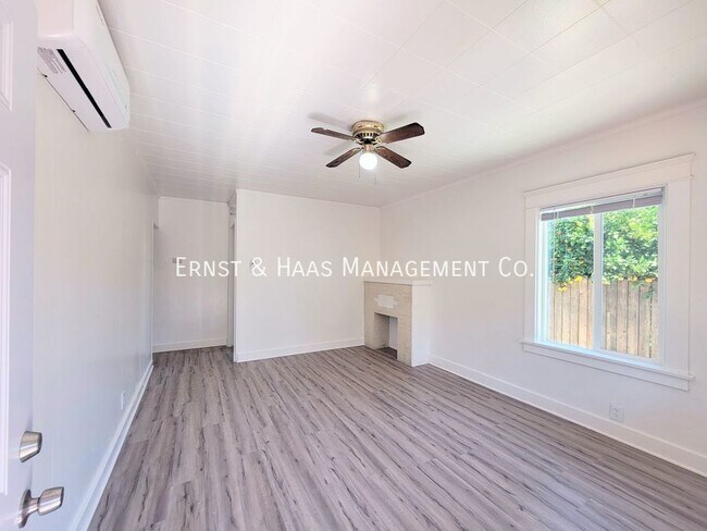 Building Photo - Freshly updated 2 bedroom 1 Bath Bungalow ...
