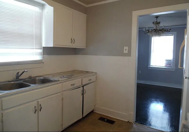 Building Photo - 354 Walthall St