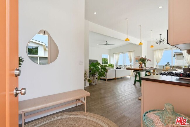 Foto del edificio - 29500 Heathercliff Rd