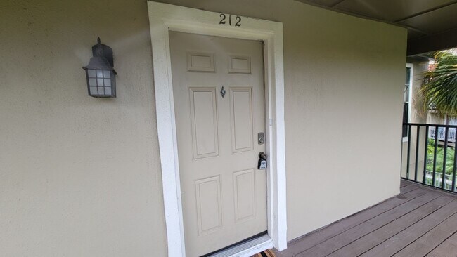Foto del edificio - Gated, Updated 2 bedroom, 1 bath Condo in ...