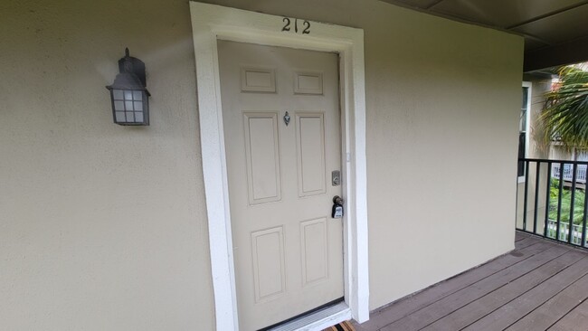 Building Photo - Updated 2 bedroom, 1 bath Condo in Oasis P...