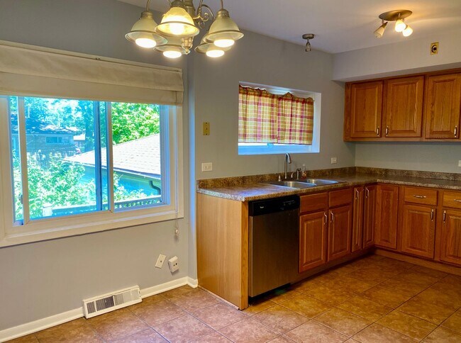 Foto del edificio - Cozy 3 bedroom 1.5 Bathroom Townhouse! Hardwood Throughout! Parking Included In Rent! Available f...