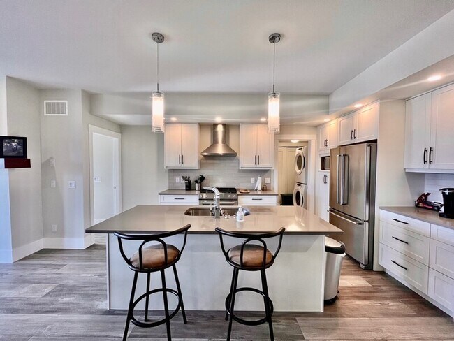 Building Photo - 4000-4000 Redstone Cres