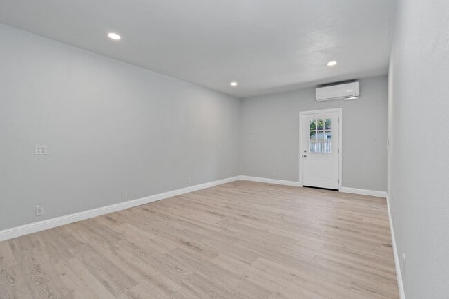 Building Photo - 1450 Rosewood Ln
