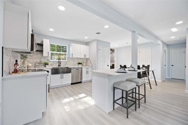 Building Photo - 9405 Cathedral Dr