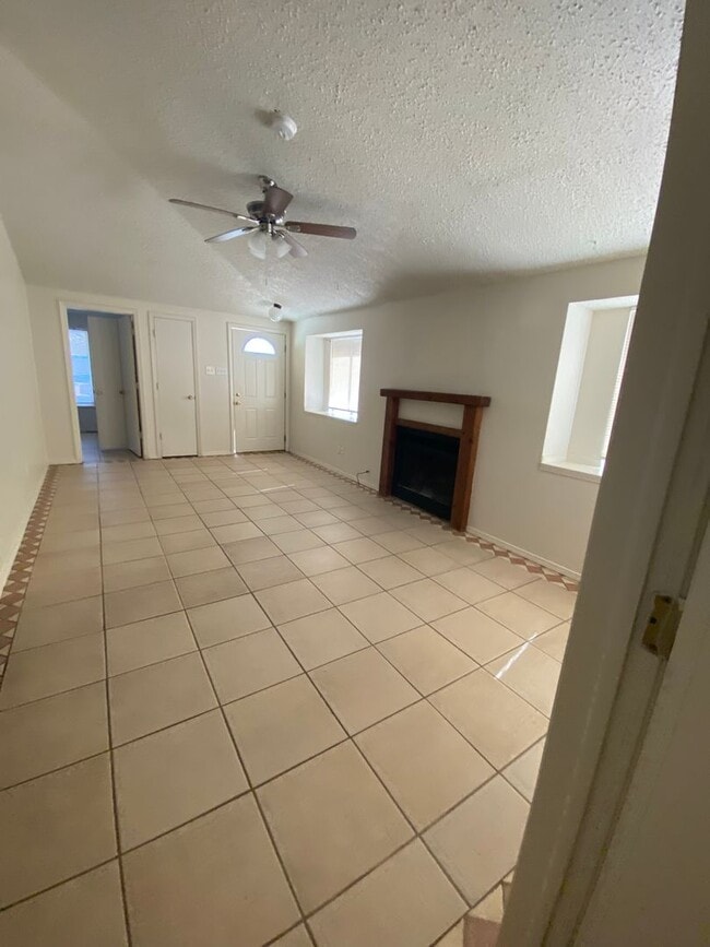 Building Photo - Cute 2 bedroom, 2 bath duplex, spacious ba...