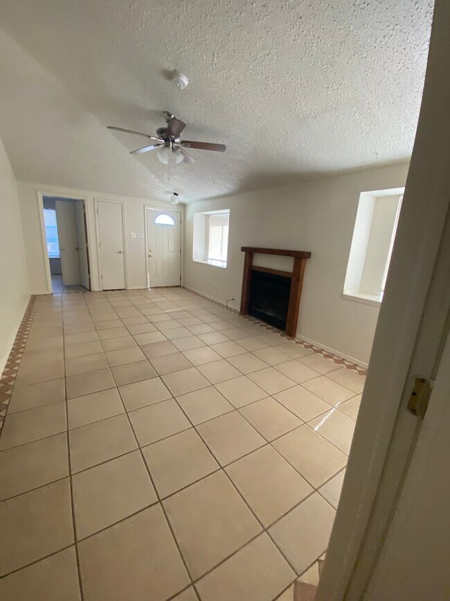 Foto del edificio - Cute 2 bedroom, 2 bath duplex, spacious backyard.