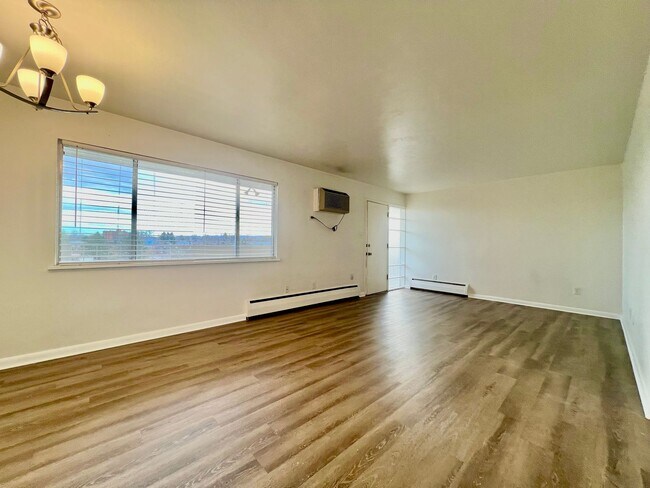 Building Photo - Charming Two Bedroom, One Bath, Near Downtown Available late May