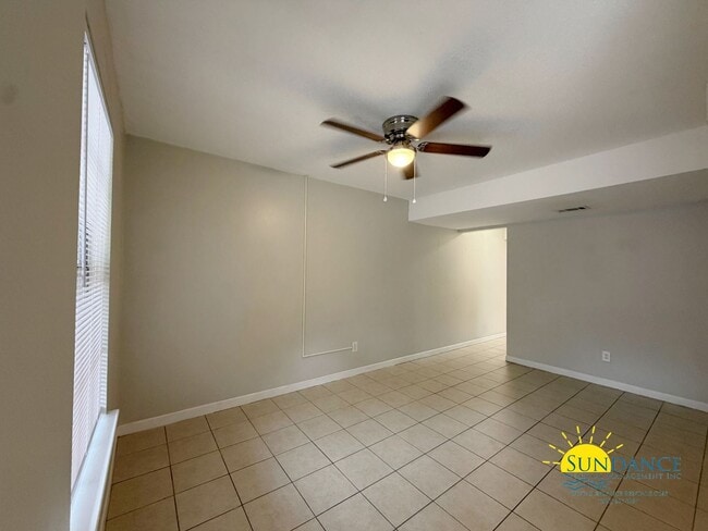 Building Photo - Quaint 2 Bedroom Townhouse in Fort Walton Beach!