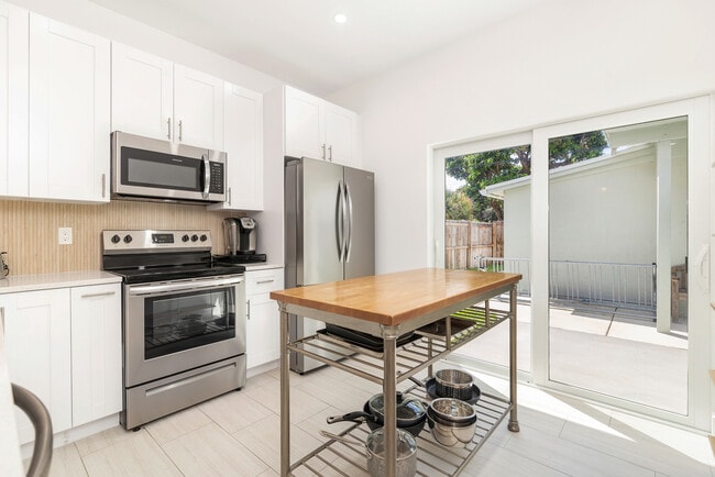 Building Photo - 520 El Vedado