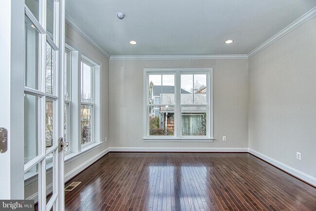 Foto del edificio - 7409 Lisle Ave