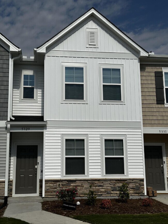 Foto del edificio - 2 bed, 2.5 bath New Construction Townhome