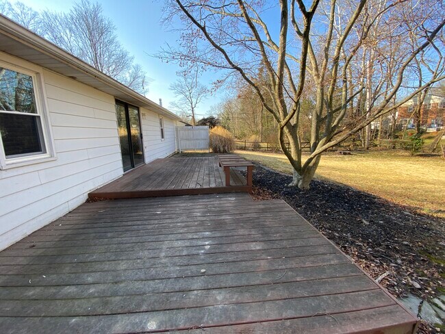 Building Photo - 704 Brook Dr