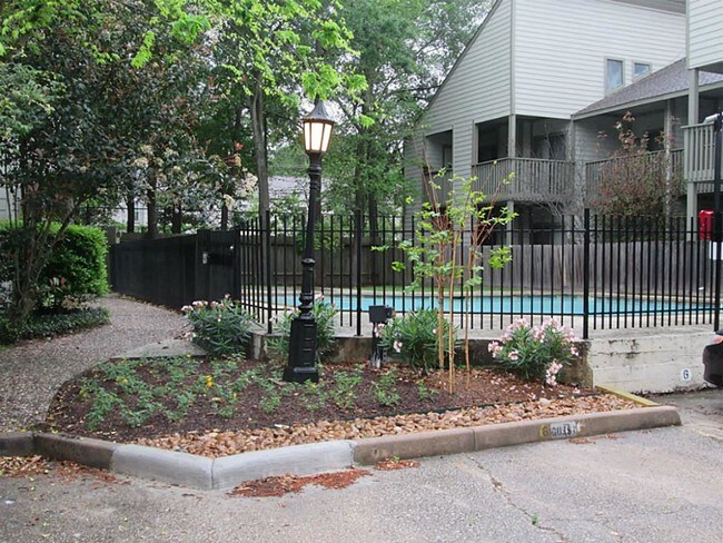 Building Photo - 17417 Red Oak Dr