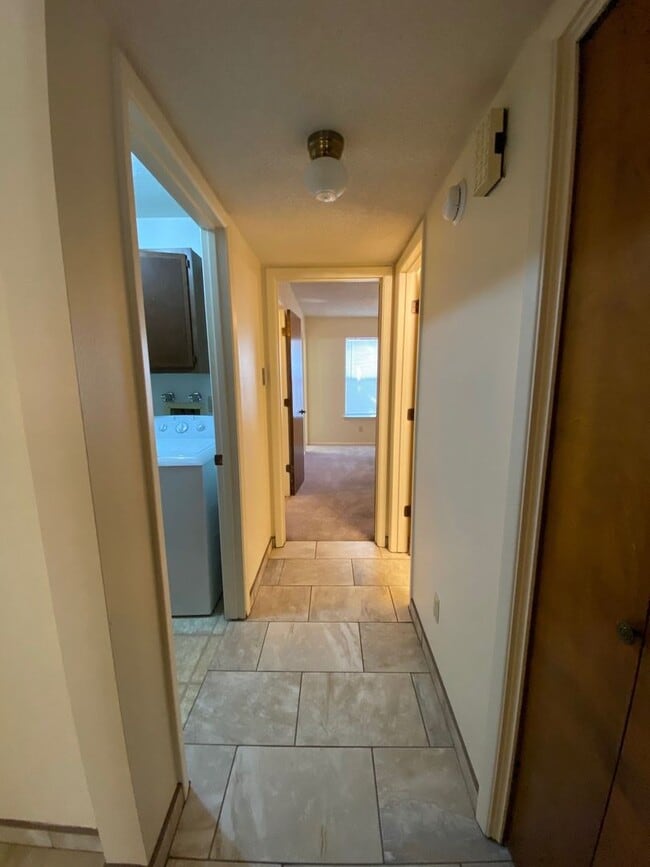 Building Photo - Cute 2 Bedroom/2 Bathroom Condo off Branson Ave.