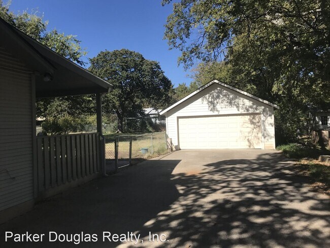 Building Photo - 3 br, 2 bath House - 320 W. Russell