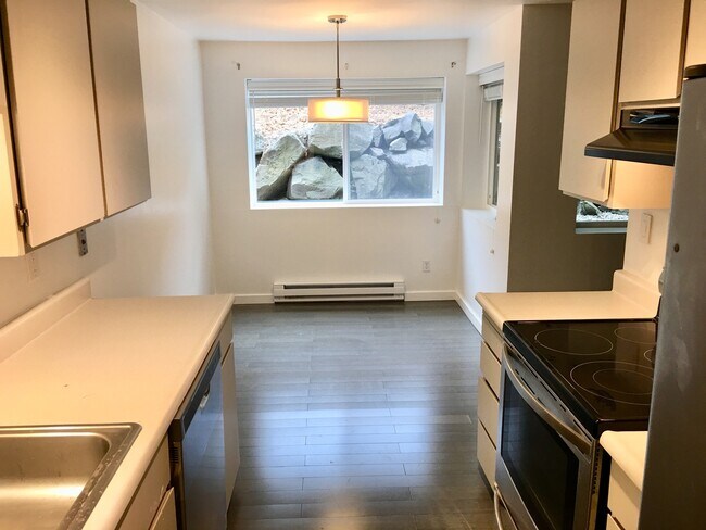 Foto del edificio - Sand Point Condo with Parking and Pool!