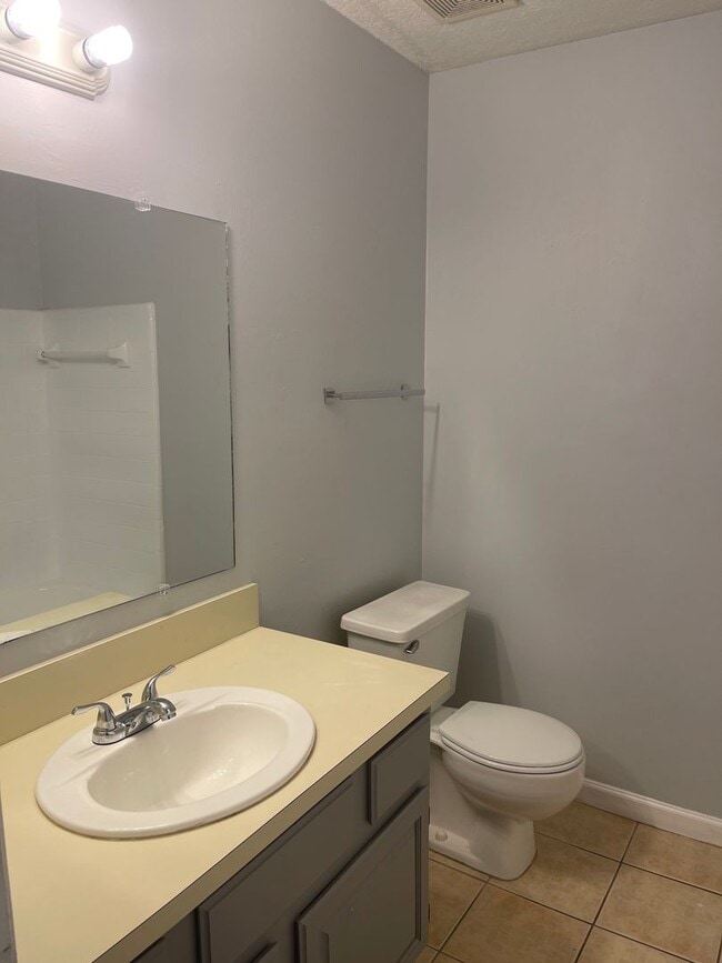 Building Photo - 2/1 Townhome close to shopping