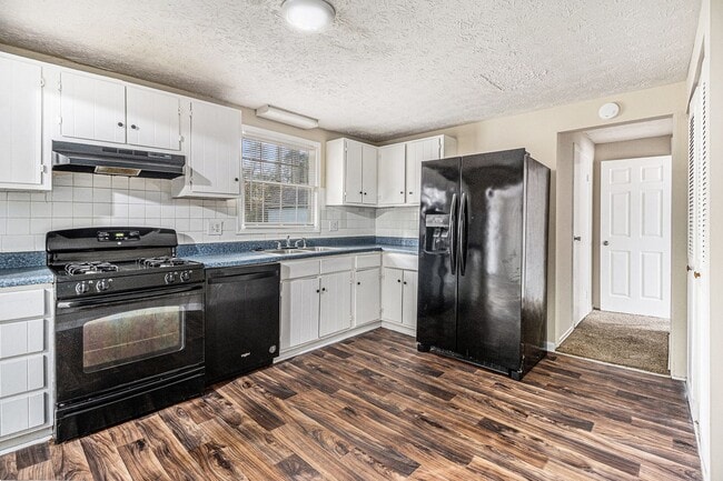 Building Photo - 4 Bedroom 2.5 Bath House