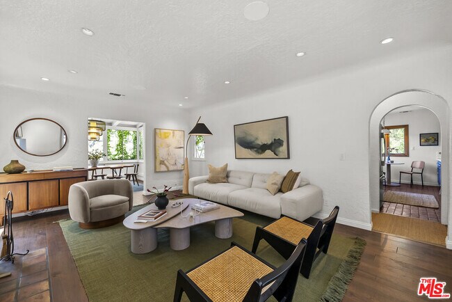 Foto del edificio - 8316 Maple Dr
