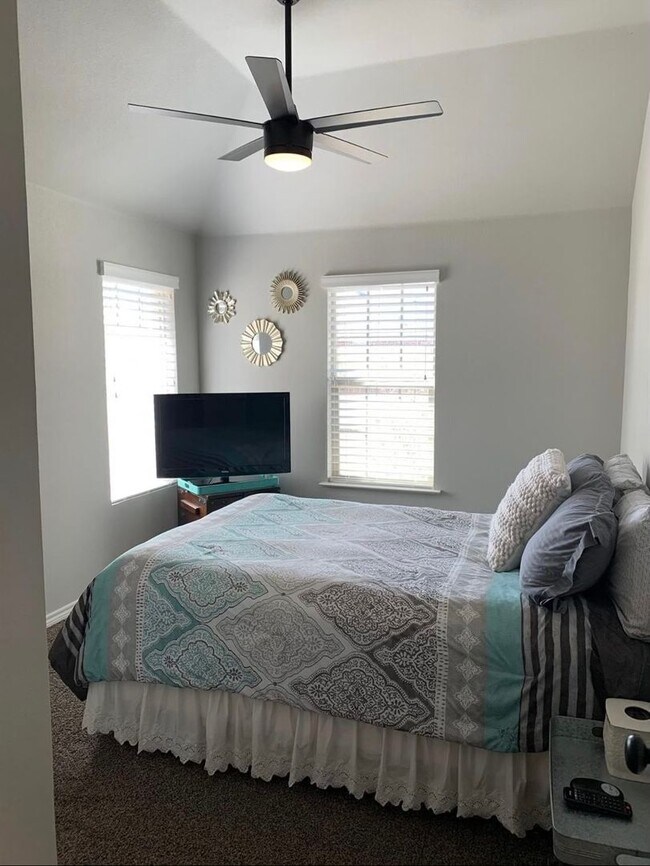 Foto del edificio - Gorgeous 4 bedroom 2 bathroom Available Now!