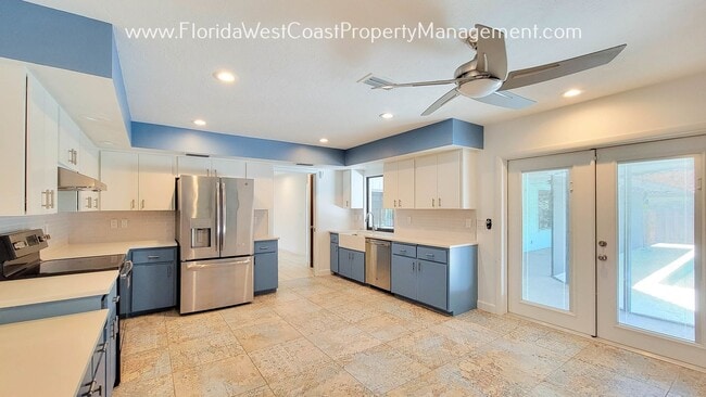 Building Photo - OUTSTANDING 4 BEDROOM/3 BATH SARASOTA POOL...