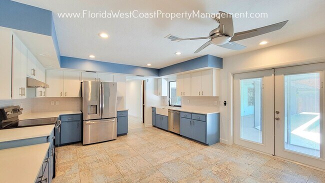 Foto del edificio - OUTSTANDING 4 BEDROOM/3 BATH SARASOTA POOL...