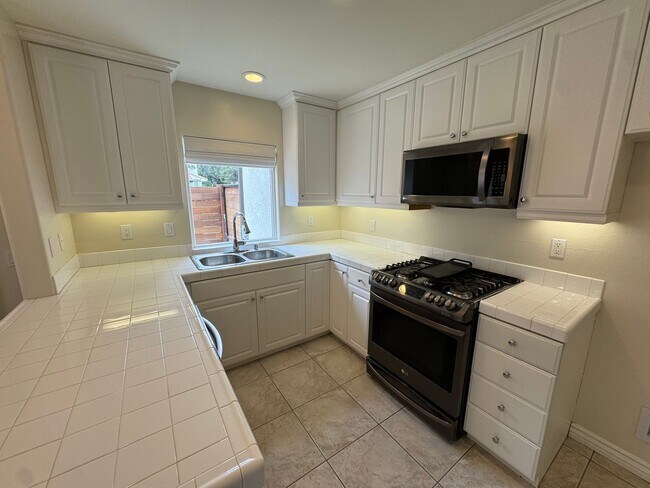 Foto del edificio - Private Patio, Cozy Fireplace & Prime Thousand Oaks Location