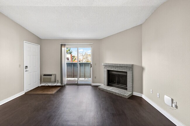 Tu sala de estar es el espacio perfecto para relajarte, recibir invitados o desconectar. - Verona Apartment Homes