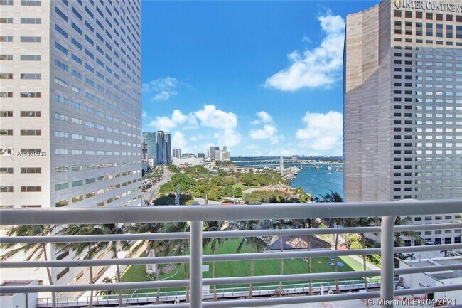 Foto del edificio - 325 S Biscayne Blvd
