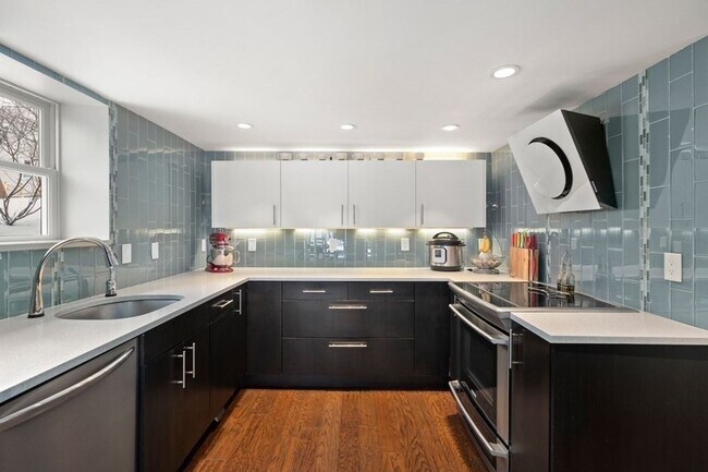 Building Photo - 28 Edgemoor Ave