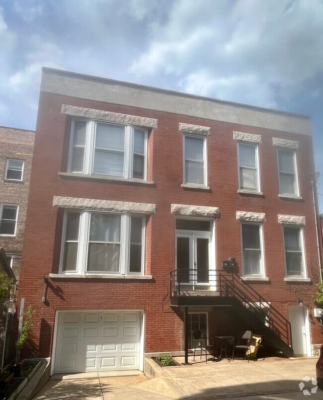Building Photo - 620 W Briar Pl