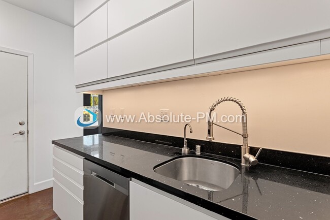 Foto del edificio - Amazing 2 Bedroom 1.5 Bath Townhome in the...