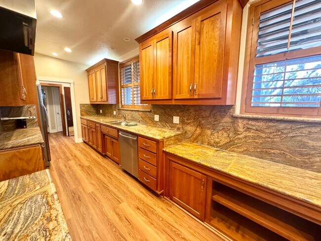 Foto del edificio - Stunning 3 Bedroom 2 Bathroom Home with Ad...