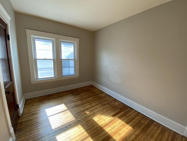 Building Photo - 10113 Almira Avenue #Up