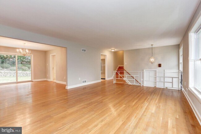 Building Photo - 5712 Tanglewood Dr