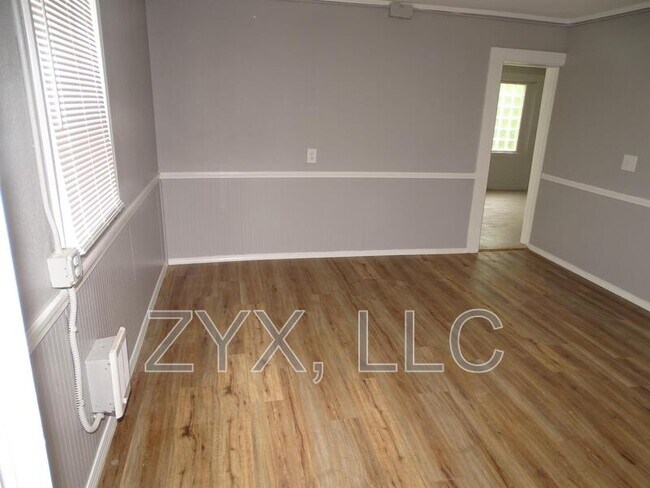 Building Photo - 412 N Lincoln Ave