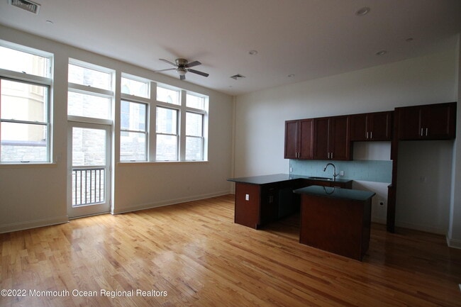 Building Photo - 1003 Bond St