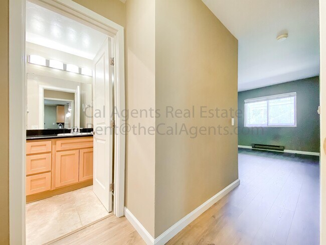 Foto del edificio - 6400 Christie Ave