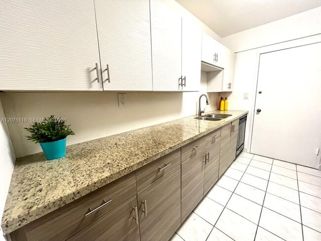 Building Photo - 5401 Collins Ave